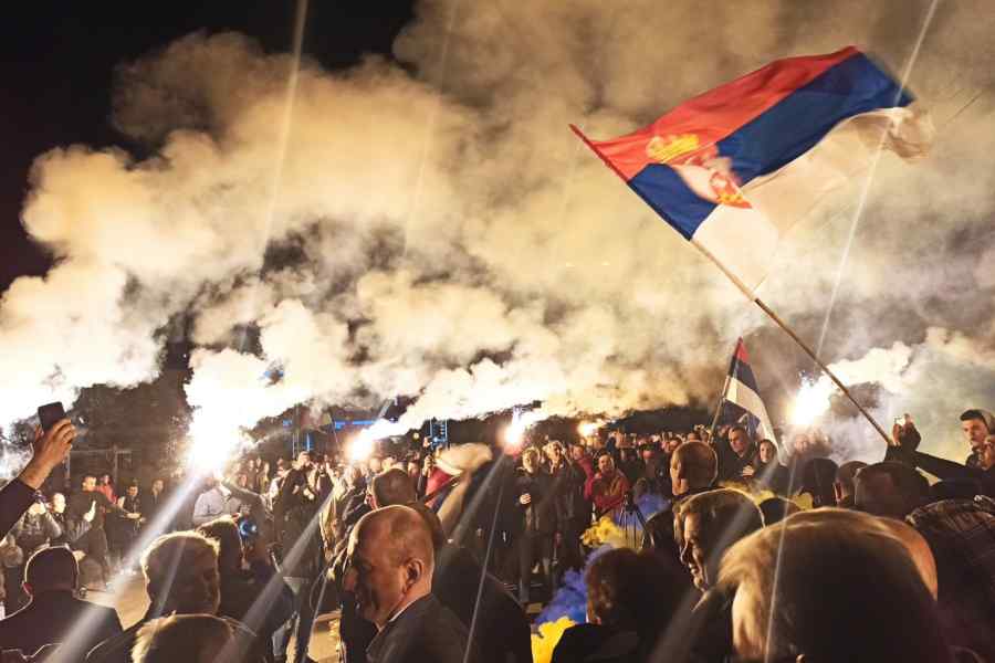 HAOS U SUSJEDSTVU, CRNA GORA PARALIZOVANA: Prosrpski DF prijeti blokadom Skupštine, pjevaju se srpske nacionalističke pjesme i uzvikuju pokliči Rusiji i Putinu