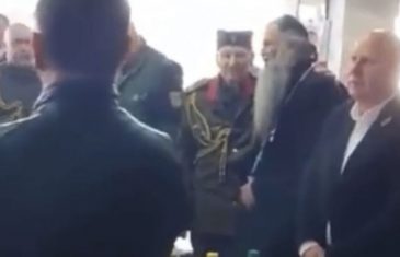 “SILNA ĆE BORBA DA BUDE”: Srbijanski opozicionar i iguman iz Srebrenice ponovo pjevaju četničke pjesme (VIDEO)