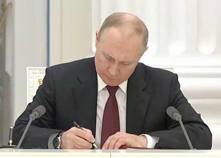 “OVAKO ĆE VAM BITI”: Putin prvo potpisao sporazum o priznanju samoproglašenih republika, pa sazvao sjednicu ruskog Vijeća sigurnosti da o tome donese odluku