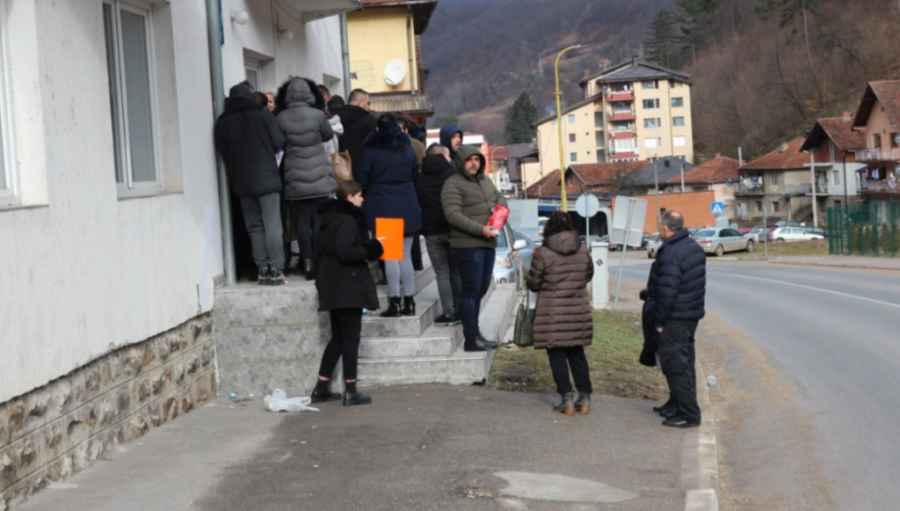 OPERACIJA “SPAŠAVANJE VUČIĆA” U TOKU: Formulare za “brza” državljanstva Srbije u Srebrenici popunjava općinska službenica, za policiju nema ništa sp**no