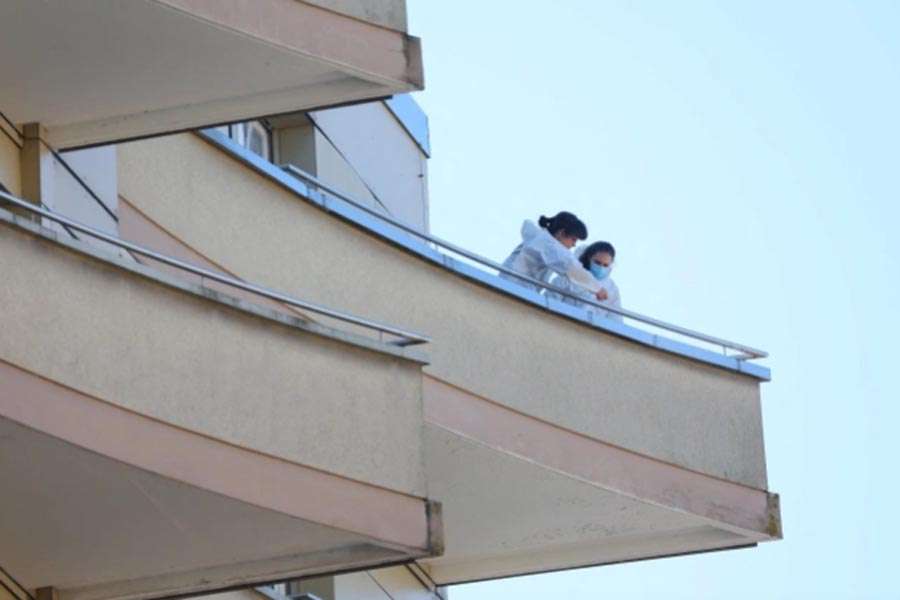 SKOK U SMRT: Peteročlana porodica koja je skočila s balkona živjela je u dvije sobe, sumnja se da su bili dio….