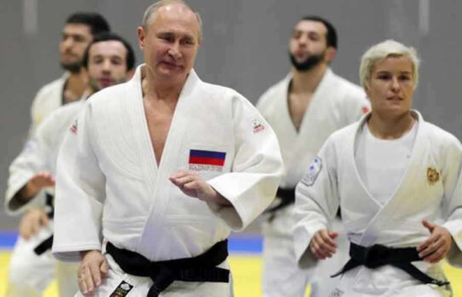 OSTAT ĆE MU SAMO POJAS ZA SPAŠAVANJE: Nakon crnog pojasa u džudu, Putinu oduzet…