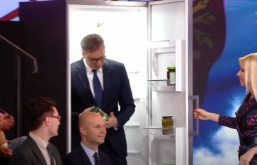 Nova bizarnost iz Vučićeve kuhinje: Ovaj put iz frižidera iskače uživo u TV emisiji – s teglicom krastavaca