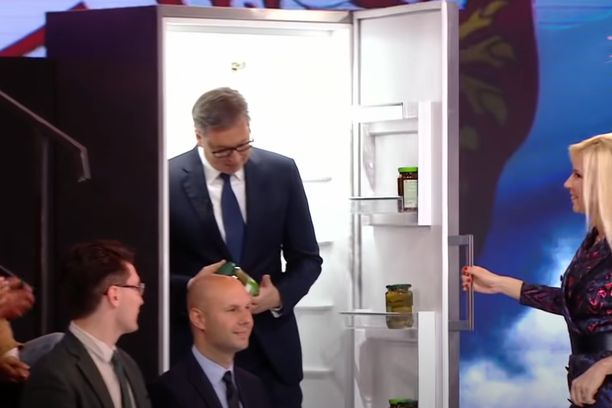 Nova bizarnost iz Vučićeve kuhinje: Ovaj put iz frižidera iskače uživo u TV emisiji – s teglicom krastavaca