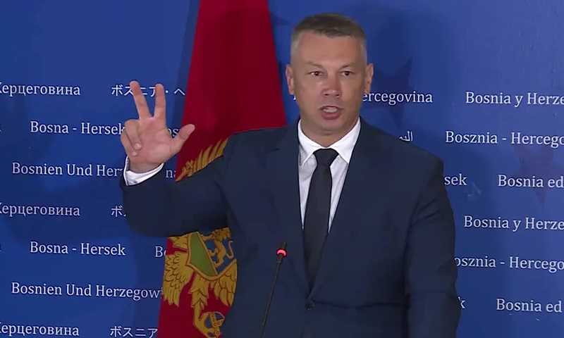 Nenad Nešić u Sarajevu pokazao tri prsta nakon pitanja o studenticama koje su veličale Mladića…