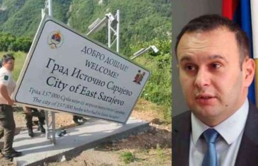 NOVA PROVOKACIJA: Ćosić ponovo postavio tablu o “157.000 Srba koji su morali napustiti Sarajevo”, najavio tužbe zbog rušenja