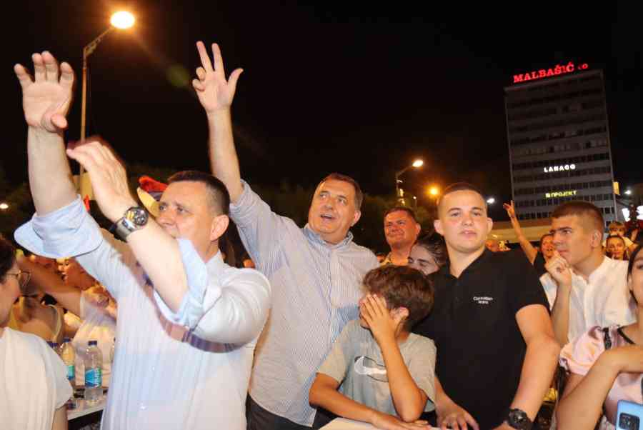 DNO DNA: Tri prsta u zraku – Dodik se nakon koncerta Baje Malog Knindže u centru Banje Luke zahvalio…