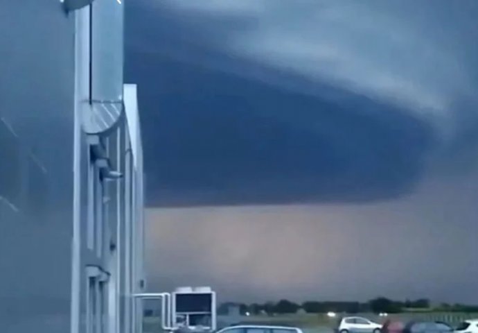 KAO IZ HOROR FILMA! OGLASIO SE METEOROLOG: Evo kakav je ovo oblak iznad grada u Srbiji koji je mnoge uplašio