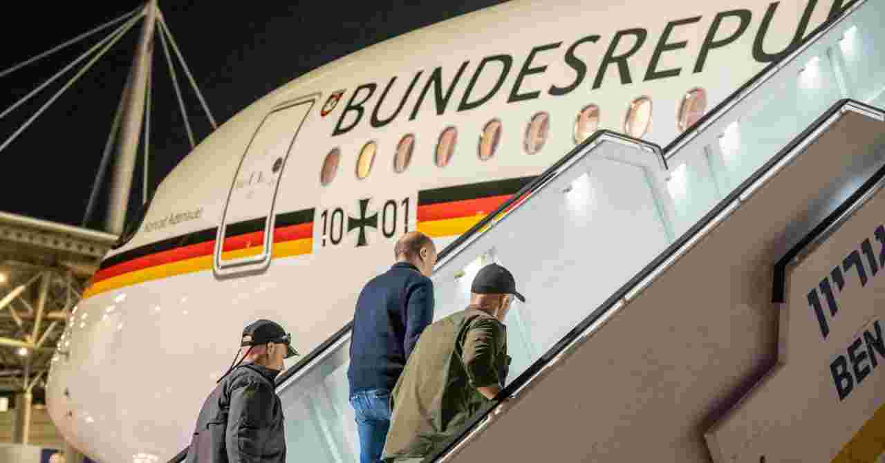 Drama u avionu njemačkog kancelara: Svi su morali leći na pistu zbog raketnog napada, Scholz evakuiran u sklonište