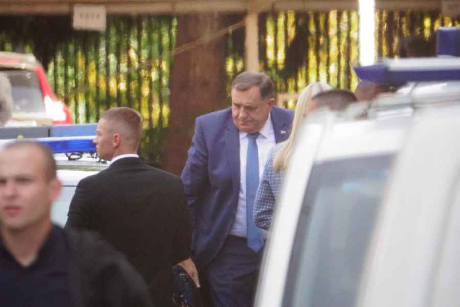 BAHAT I DRZAK KAKAV SAMO ON ZNA BITI: Milorad Dodik se odbio izjasniti o krivici, nije ustao kada je Sud tražio, rekao da ga…